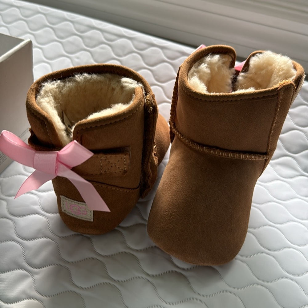 UGG Boots (BRAND NEW) Size 4/5 - 12-18 months